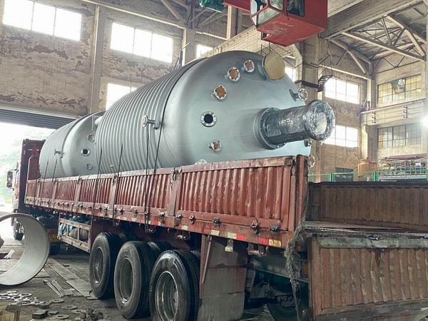 湖北某新材料有限公司 兩臺(tái)15立方外盤半管式反應(yīng)釜 順利啟程